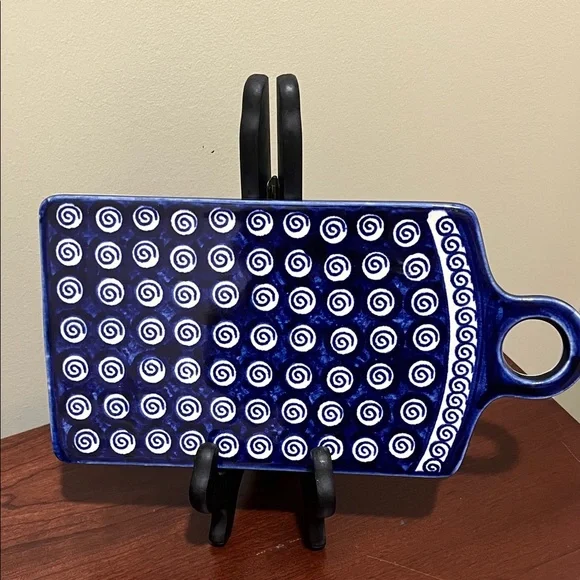 Polish Pottery Boleslawiec cutting board featuring spiral design - Picture 4 of 6